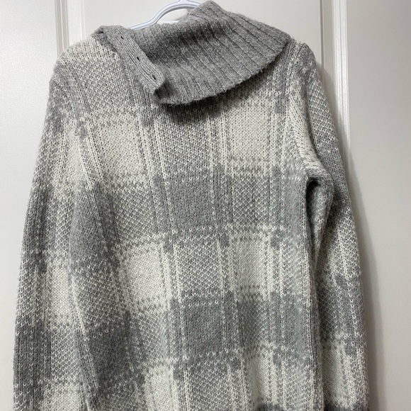 Tommy Hilfiger knit sweater - Picture 2 of 2